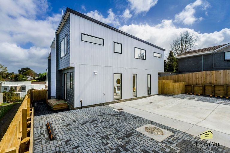 Photo of property in 1/21 Lowtherhurst Road, Massey, Auckland, 0614