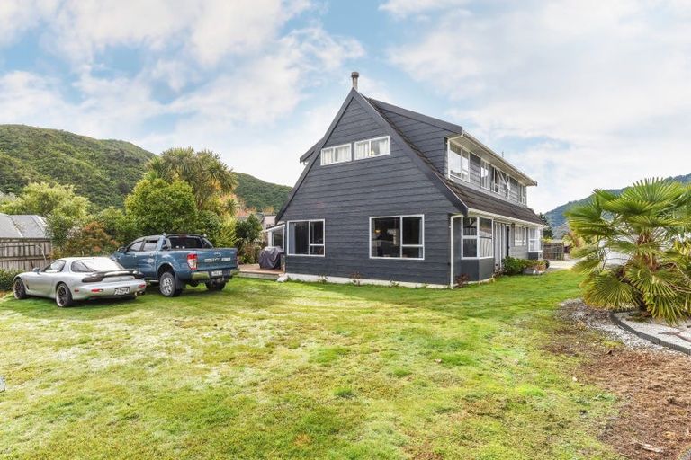 Photo of property in 14a Huia Street, Waikawa, Picton, 7220