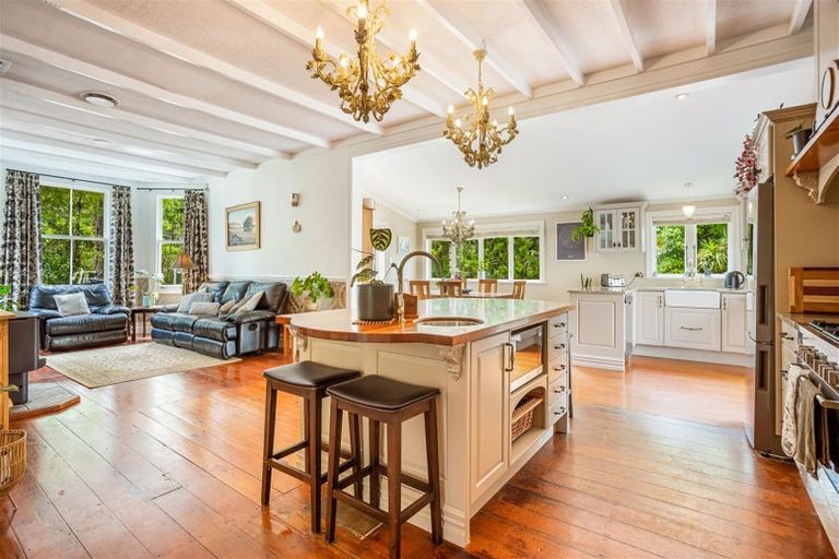 Photo of property in 709 Scenic Drive, Henderson Valley, Auckland, 0612