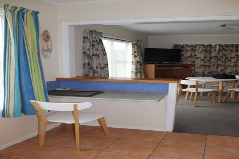 Photo of property in 1/179 Carlisle Road, Northcross, Auckland, 0632