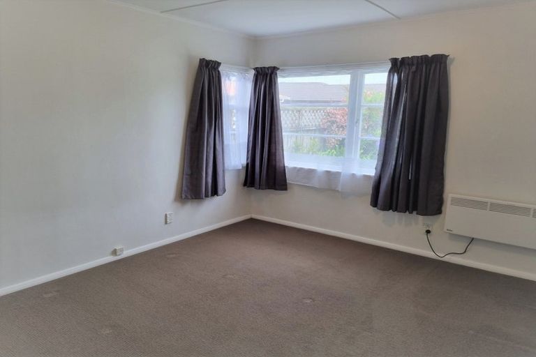 Photo of property in 18 Saulbrey Grove, Woburn, Lower Hutt, 5010