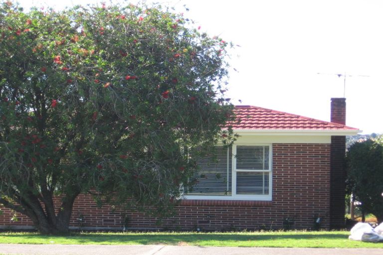 Photo of property in 1/617 Beach Road, Rothesay Bay, Auckland, 0630