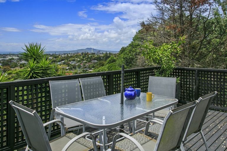 Photo of property in 2/325 Glenfield Road, Glenfield, Auckland, 0629