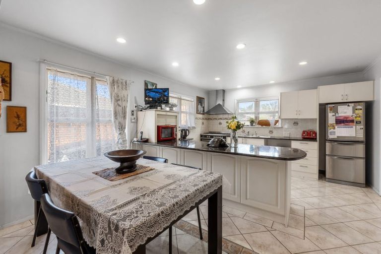 Photo of property in 10 Brains Road, Kelston, Auckland, 0602