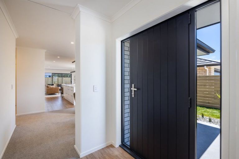 Photo of property in 8 Oakmont Crescent, Waiwhakaiho, New Plymouth, 4312