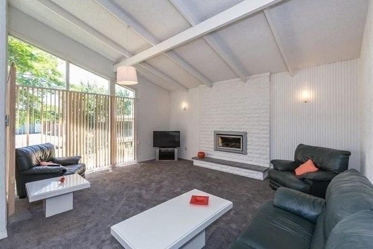 Photo of property in 25 Rosedale Place, Avonhead, Christchurch, 8042