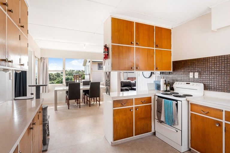 Photo of property in 10 Tirowhanga Road, Paremata, Porirua, 5024