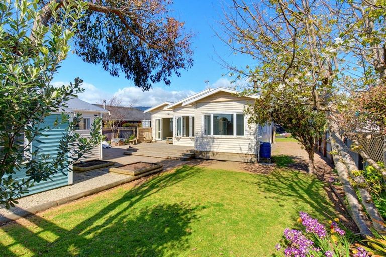 Photo of property in 6 Adrian Grove, Waikanae Beach, Waikanae, 5036