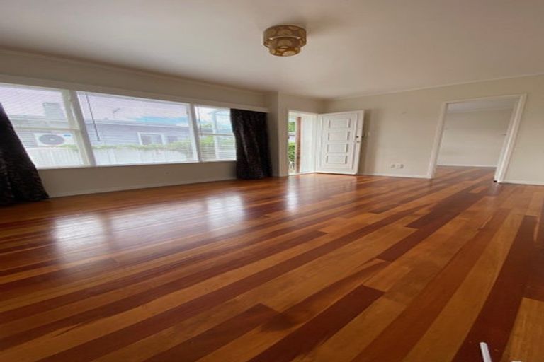 Photo of property in 2/43 Shakespeare Road, Milford, Auckland, 0620