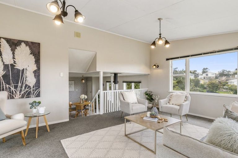 Photo of property in 32 Bellringer Crescent, Newlands, Wellington, 6037