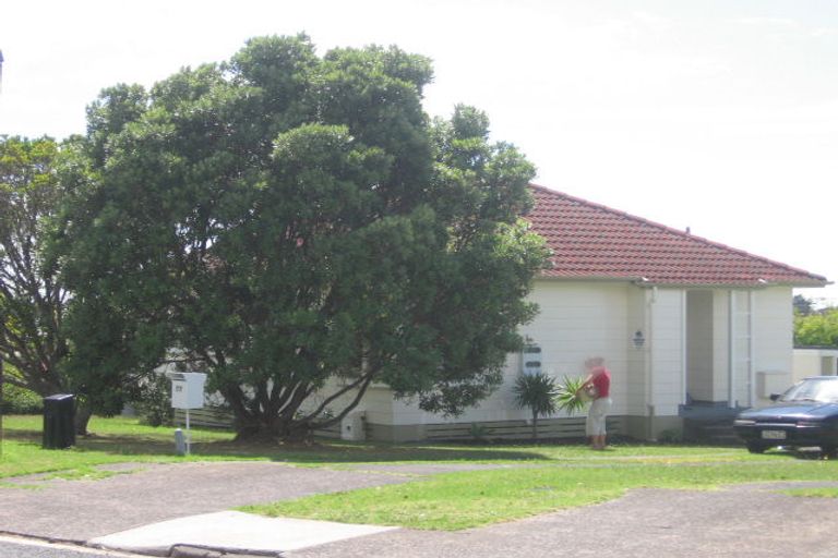 Photo of property in 77 Greenslade Crescent, Northcote, Auckland, 0627