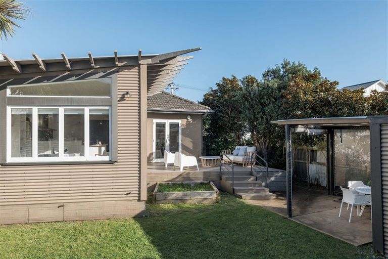 Photo of property in 35 Pukatea Street, Eastbourne, Lower Hutt, 5013