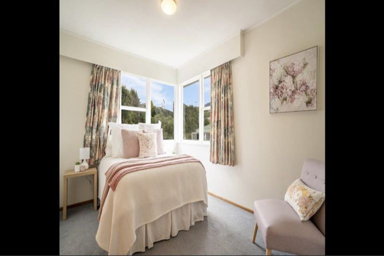 Photo of property in 3 South Street, Tawa, Wellington, 5028