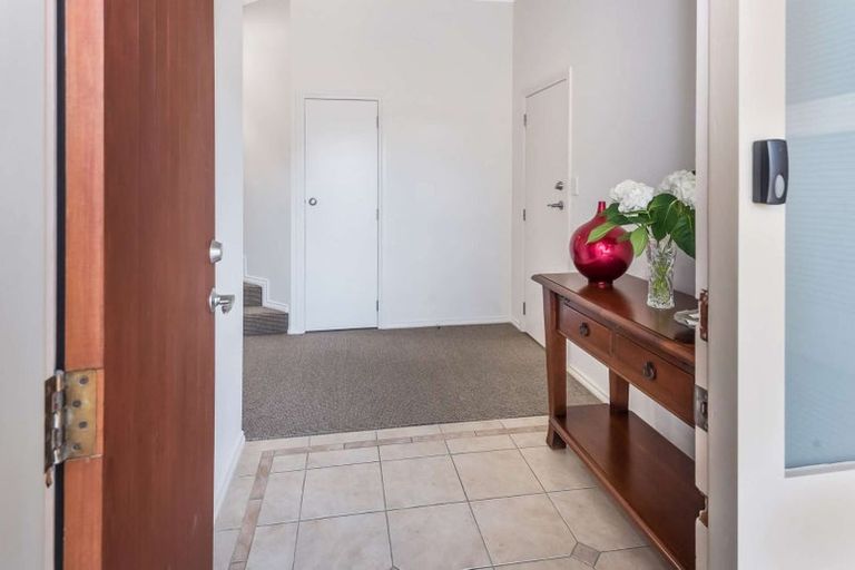 Photo of property in 24 Tyrian Close, Half Moon Bay, Auckland, 2012