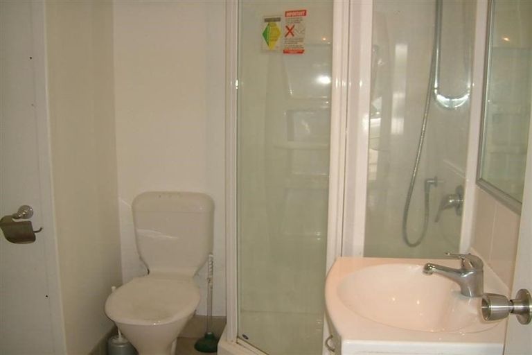 Photo of property in 77 Lake Road, Northcote, Auckland, 0627