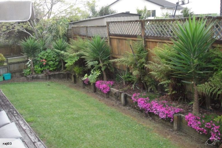 Photo of property in 2/11 Ribbonwood Crescent, Goodwood Heights, Auckland, 2105