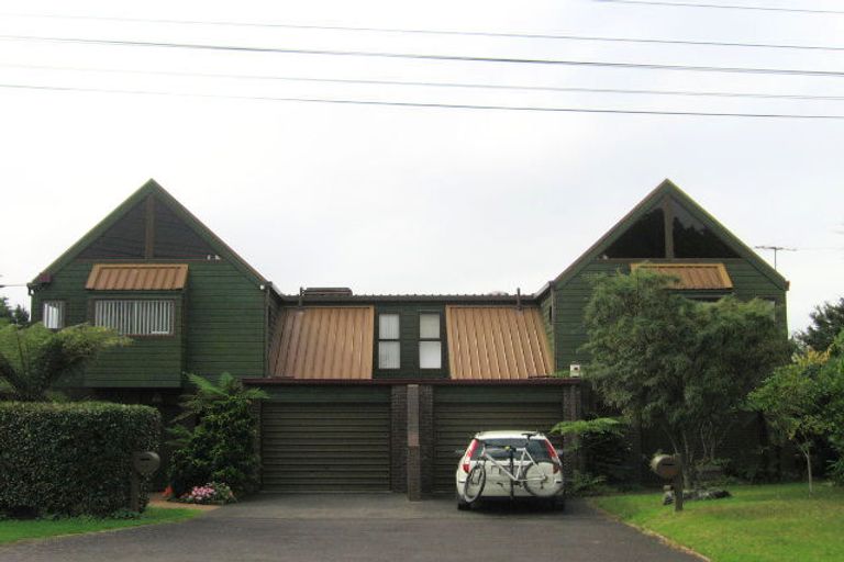 Photo of property in 2/90 Pleasant Road, Titirangi, Auckland, 0604