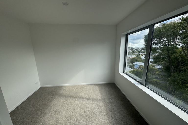 Photo of property in 2/39 Archers Road, Hillcrest, Auckland, 0629