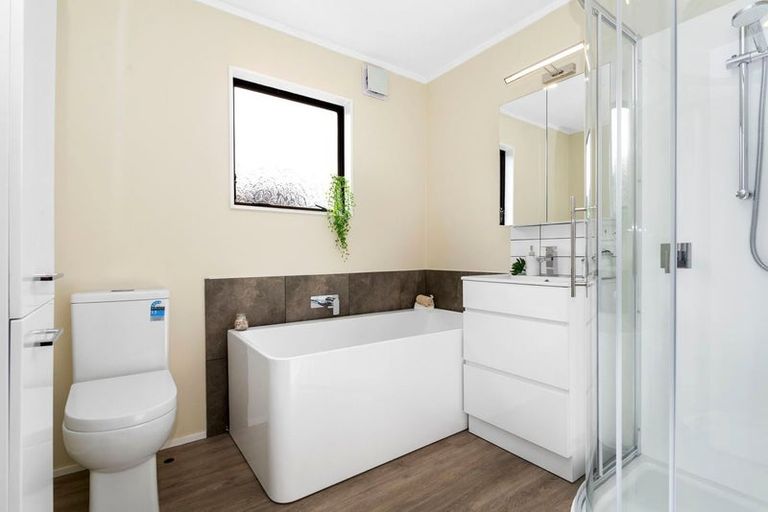 Photo of property in 28a Cheltenham Terrace, Newlands, Wellington, 6037