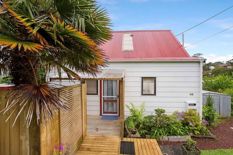 Photo of property in 96 Sunnyside Road, Sunnyvale, Auckland, 0612