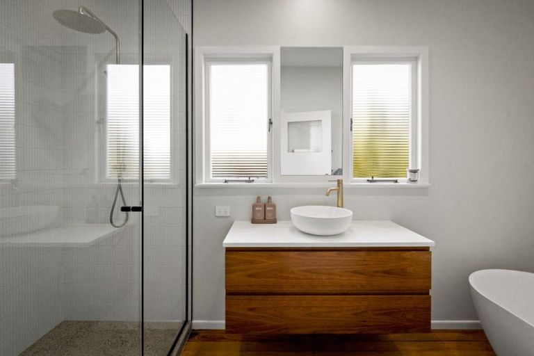 Photo of property in 11 Cedar Drive, Kelvin Heights, Queenstown, 9300