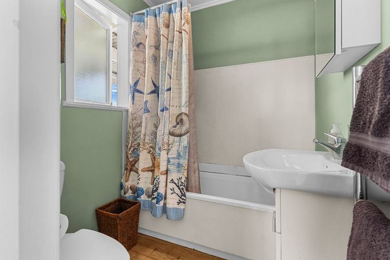 Photo of property in 15 Massey Road, Waipu, 0582