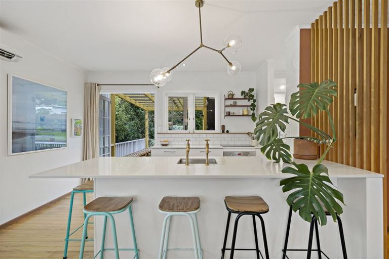 Photo of property in 10 Taioma Crescent, Te Atatu Peninsula, Auckland, 0610