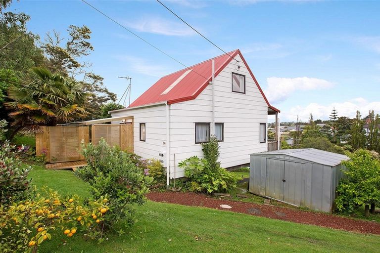 Photo of property in 96 Sunnyside Road, Sunnyvale, Auckland, 0612