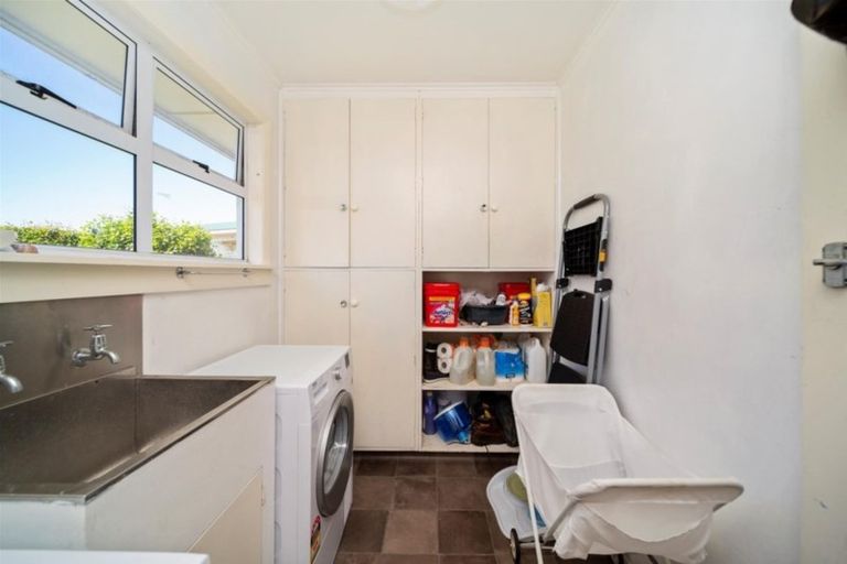 Photo of property in 17 Douglas Street, Hawera, 4610