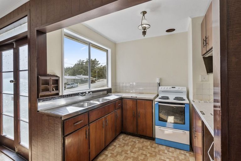 Photo of property in 2 Cornwall Crescent, Cannons Creek, Porirua, 5024