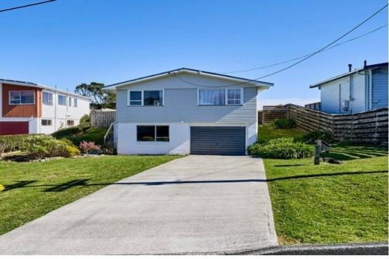 Photo of property in 5 Ruskin Road, Newlands, Wellington, 6037