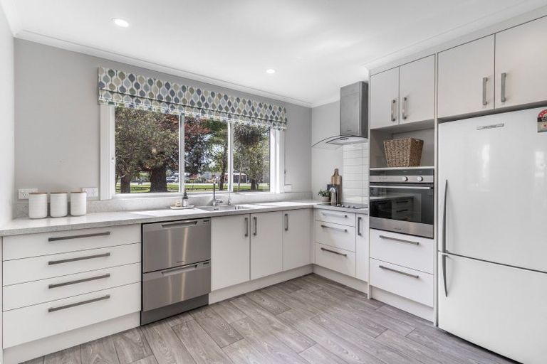 Photo of property in 76 Great North Road, Winton, 9720