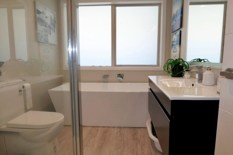 Photo of property in 5 Mahia Lane, Waikanae, 5036