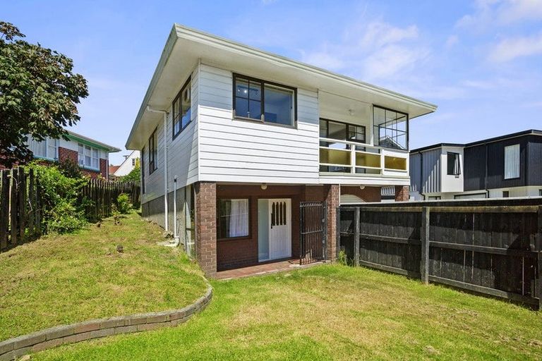 Photo of property in 32 Collins Avenue, Tawa, Wellington, 5028