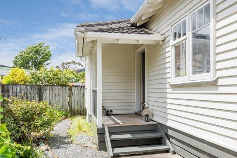 Photo of property in 1-2/6a Pohutukawa Street, Woburn, Lower Hutt, 5010