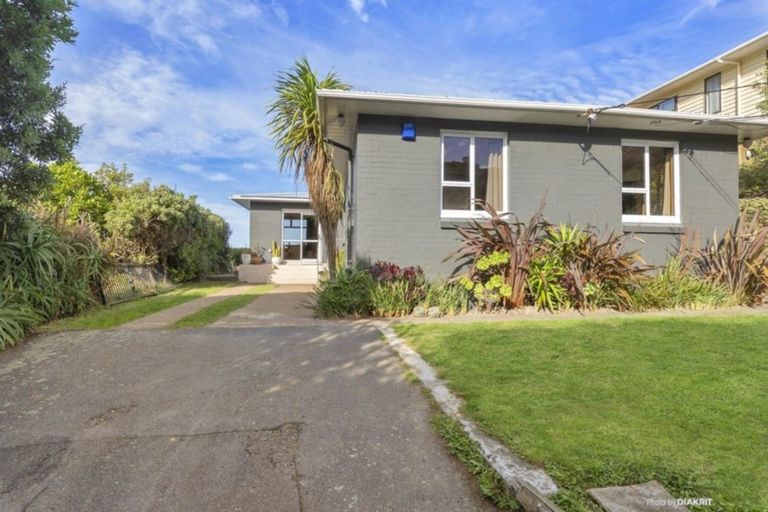 Photo of property in 17 Cave Road, Houghton Bay, Wellington, 6023