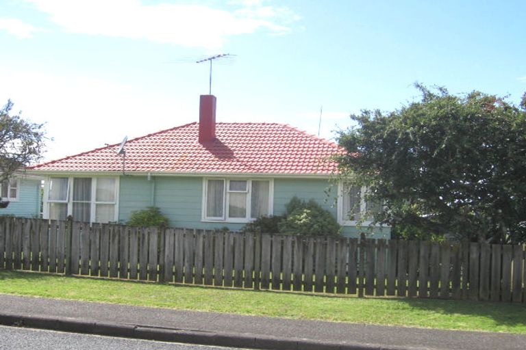 Photo of property in 73 Greenslade Crescent, Northcote, Auckland, 0627