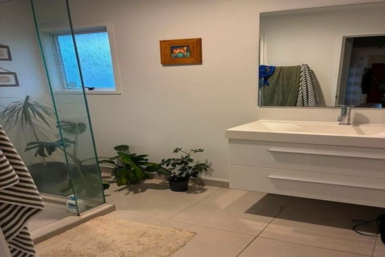 Photo of property in 13b Rodney Road, Northcote Point, Auckland, 0627
