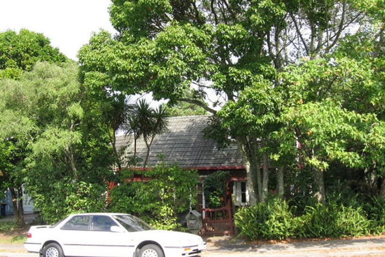 Photo of property in 2/5 Scarlock Avenue, Browns Bay, Auckland, 0630