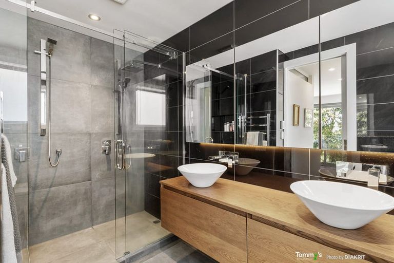 Photo of property in 122 Nicholson Road, Khandallah, Wellington, 6035