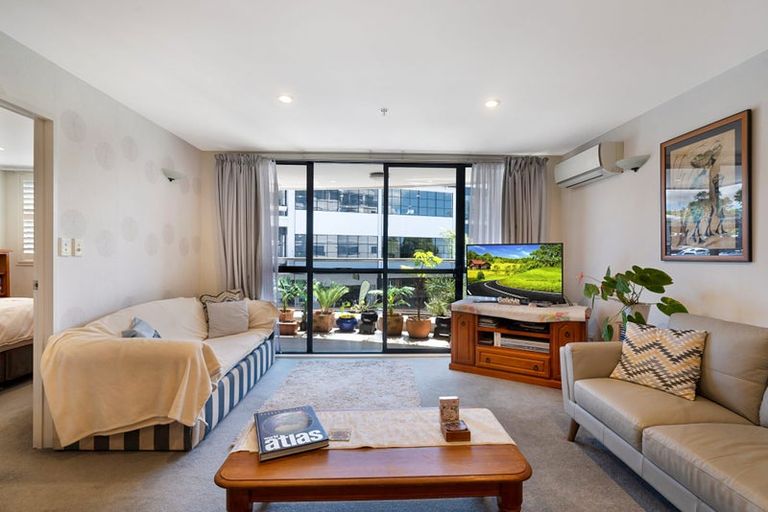 Photo of property in 2i/175 Hurstmere Road, Takapuna, Auckland, 0622