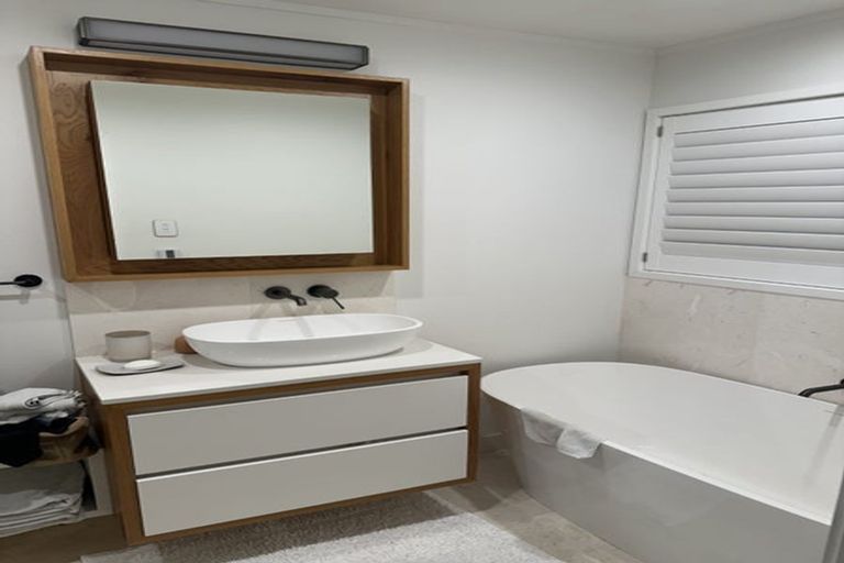 Photo of property in 4a Page Point, Mellons Bay, Auckland, 2014