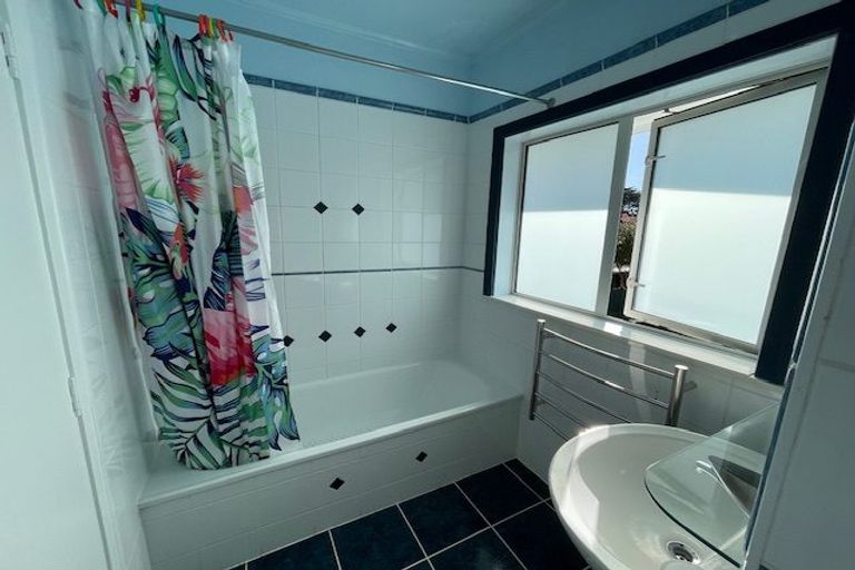 Photo of property in 2/3 Aorangi Place, Birkenhead, Auckland, 0626