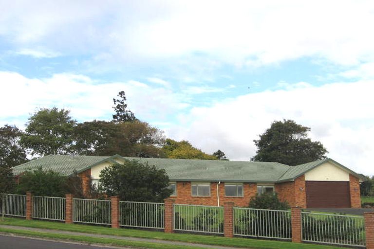 Photo of property in 2 Burgundy Park Avenue, Henderson, Auckland, 0612