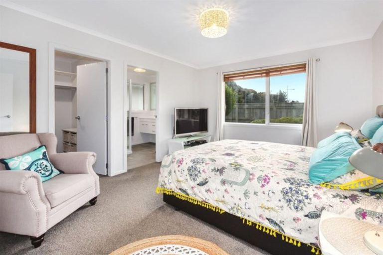 Photo of property in 1 Banks Boulevard, Whitby, Porirua, 5024