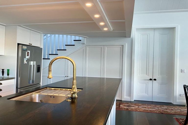 Photo of property in 129 Marine Parade, Seatoun, Wellington, 6022