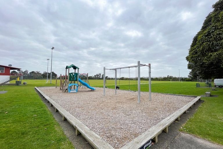 Photo of property in 70 Rauemi Way, Te Atatu South, Auckland, 0610