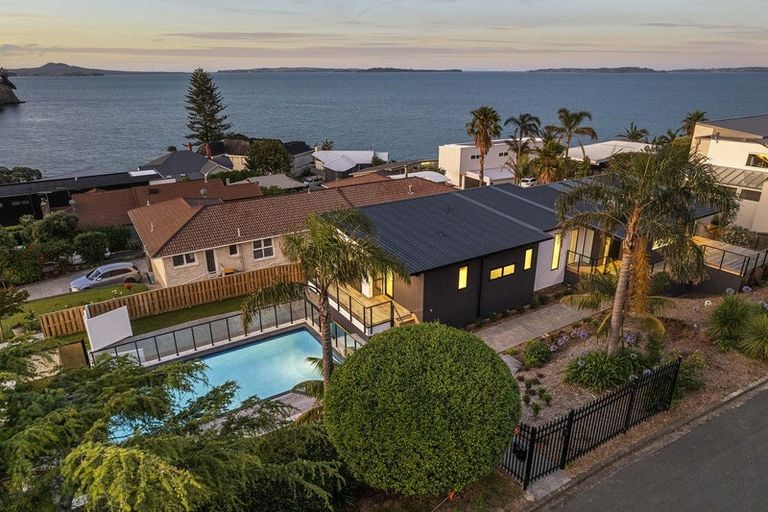 Photo of property in 1 Rangitoto View Road, Cockle Bay, Auckland, 2014