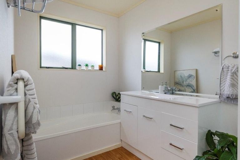 Photo of property in 3 Logan Way, Kelvin Grove, Palmerston North, 4414