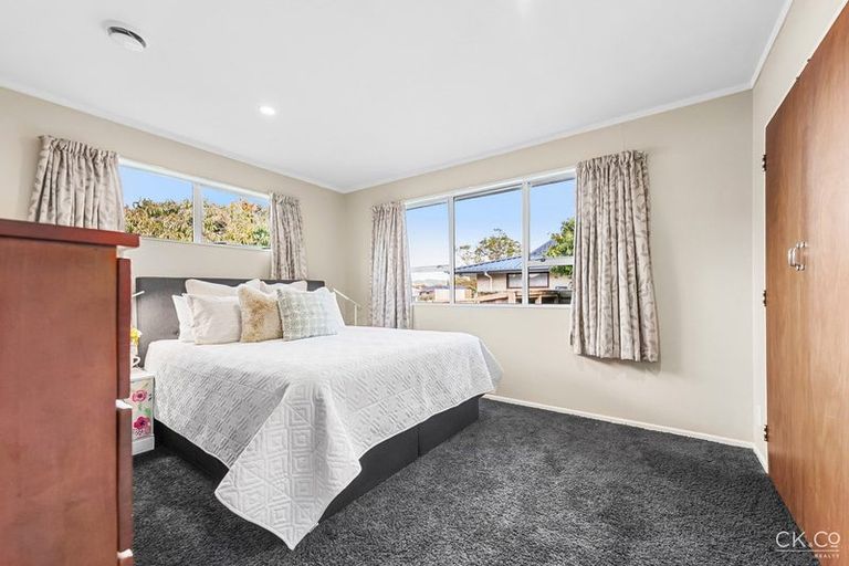 Photo of property in 28 Omaha Grove, Totara Park, Upper Hutt, 5018